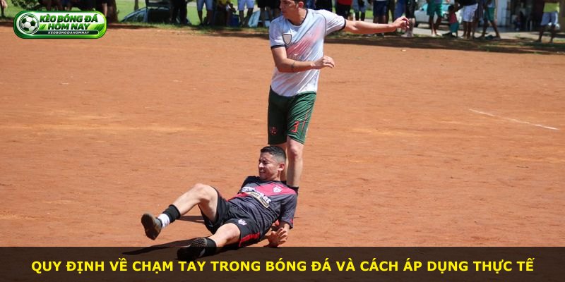 Quy định về chạm tay trong bóng đá và cách áp dụng thực tế